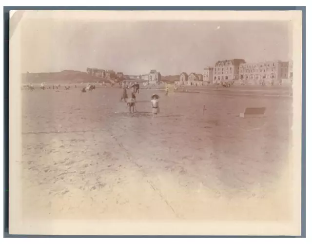 France, Wimereux, Scène sur la plage Vintage silver print.  Tirage argentique