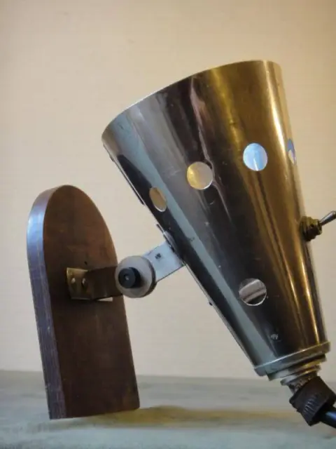 Ancienne petite lampe d'atelier à poser ou en applique, inox perforé