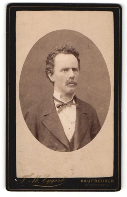 Fotografie F. M. Eggart, Kaufbeuren, Portrait Herr in Anzug mit Hemd mit Stehkr