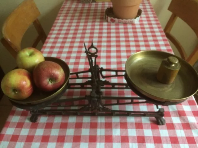 Waage alte Balkenwaage Gusseisen Messing Gewichte block