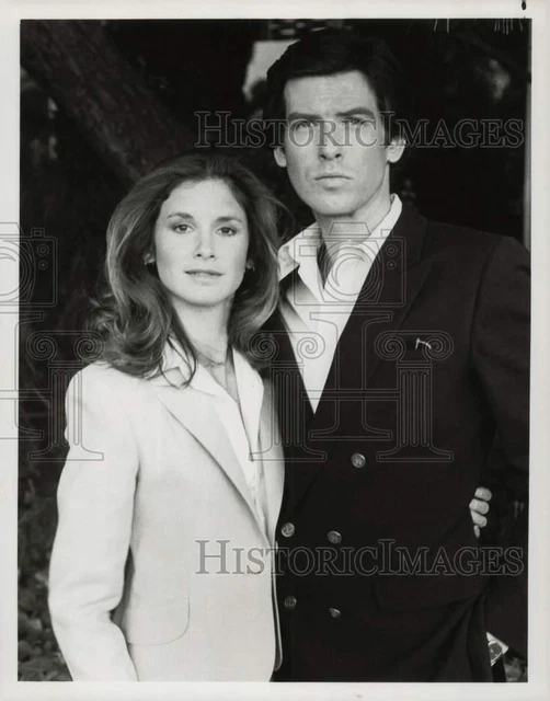 1982 Press Photo Stephanie Zimbalist, Pierce Brosnan star in "Remington Steele" 1982 Press Photo Stephanie Zimbalist, Pierce Brosnan star in "Remington Steele"