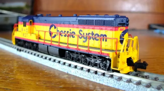 Life Like 7780 N gauge GM SD7 diesel loco in Chessie System livery