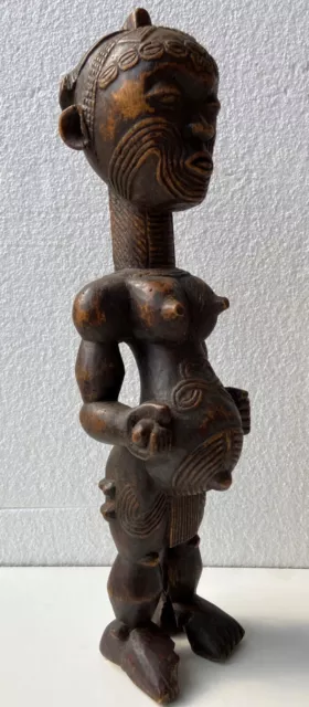Ancienne et très rare statue cultuelle. Ethnie Lulua. R.D.C Congo. Art africain.