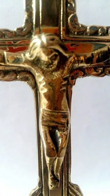 Croce di Gesù Cristo da collezione in ottone antico con piano del tavolo in... 2