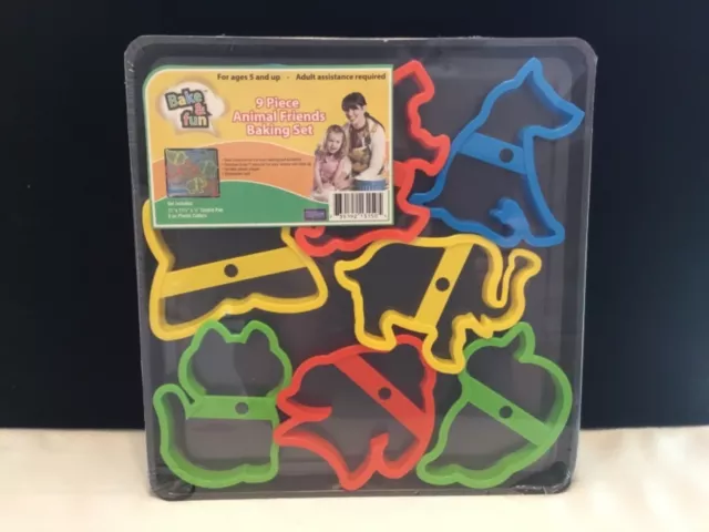 9 piece Plastic Animal Cookie Cutters Set with Baking Sheet Pan NEW!  (R98)