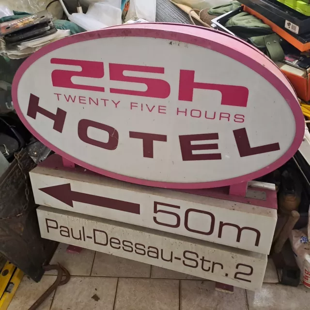 Neonreklame Werbetafel 25 Stunden Hotel Hamburg Paul-Dessau-Str. 2