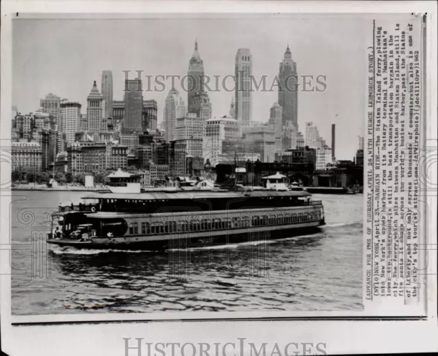 1962 Press Photo The Staten Island ferry sails into New York's upper harbor
