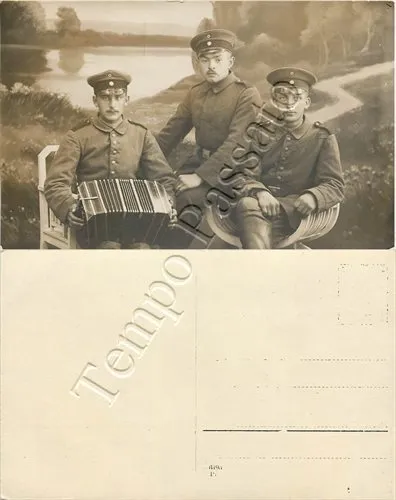 Cartolina fotografica di militari con fisarmonica