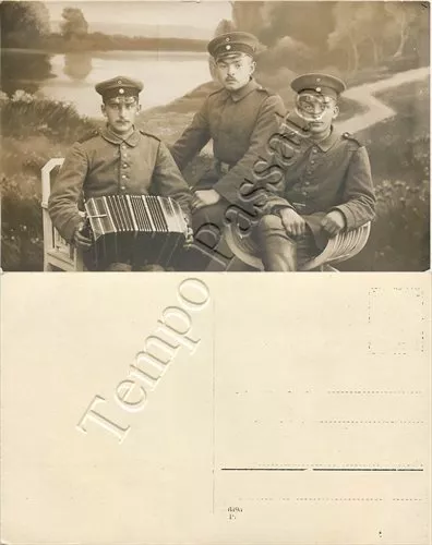 Cartolina fotografica di militari con fisarmonica