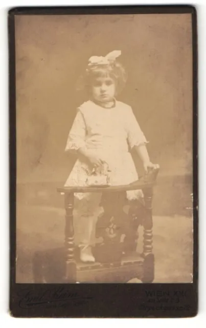 Fotografie Emil Preim, Wien, kleines Mädchen mit Schleife im Haar