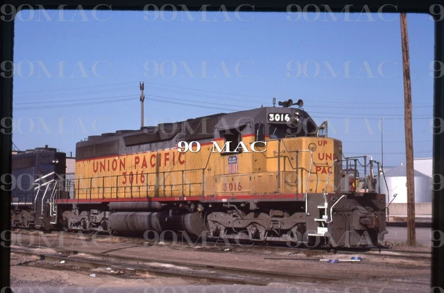 UNION PACIFIC-UPRR EMD SD40 #3016. KC (KS). Original Slide 1998.