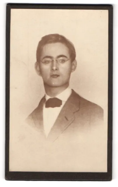 Fotografie unbekannter Fotograf und Ort, Portrait junger Mann mit Brille im Jac