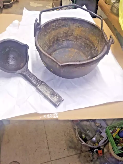 Vintage Cast Iron Melting Pot With Ladle - 10 Lbs.