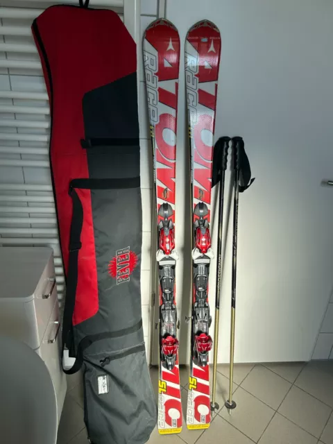 Alpin Ski mit Stöcken und Skisack