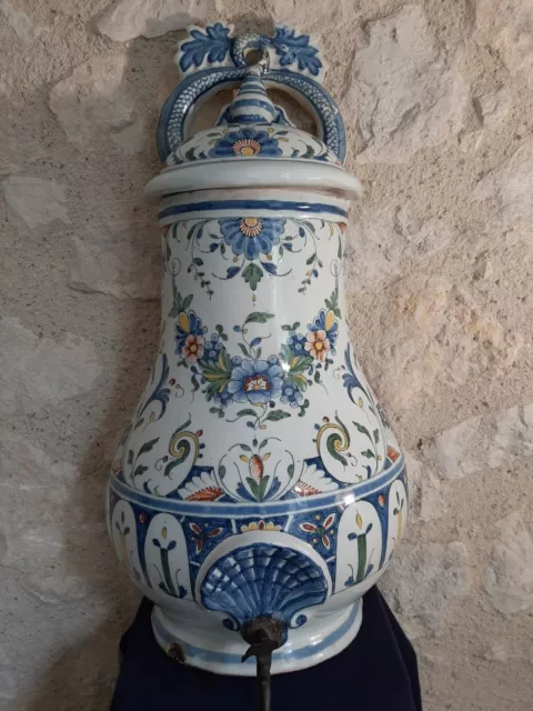 ancienne fontaine en faïence à décor polychrome dans le style de Rouen ht 53 cm