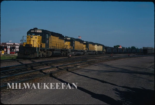 Original Kodachrome slide Chicago North Western C&NW SD40-2 6858 w/train Itasca