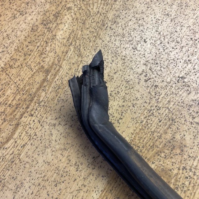 RANGE ROVER CLASSIC lower Tailgate Rear Crossmember Rubber seal. H55 £ ...