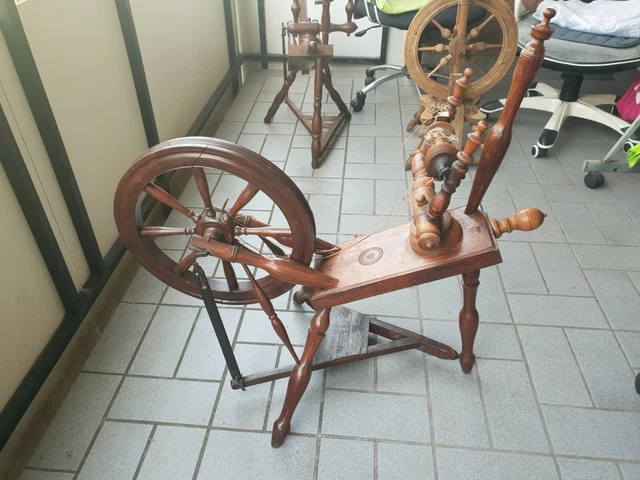 Antike Spinnräder (1860er Jahre)