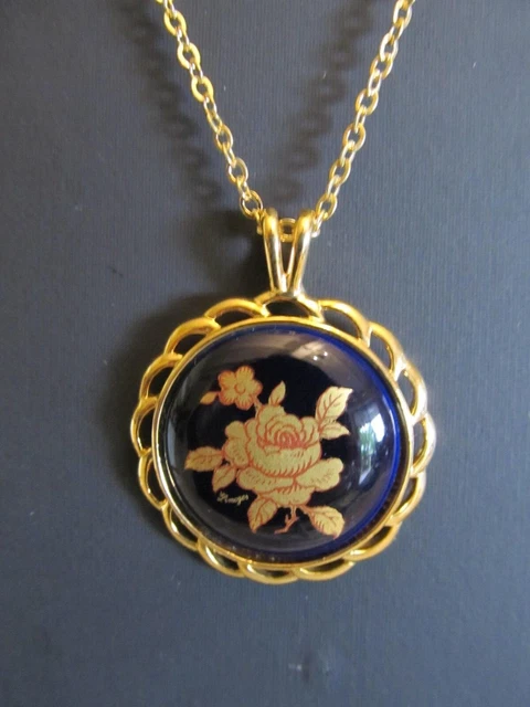 LIMOGES PENDENTIF CROIX PORCELAINE AVEC CORDON DORE MAUVE JAUNE EGLISE