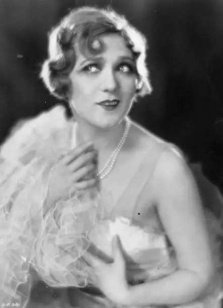 Canadian actress Mary Pickford wearing a pearl necklace 1925 OLD PHOTO