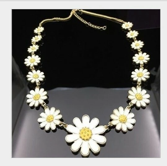 Fashion Betsey Johnson Enamel Crystal Lovely Daisy Pendant Necklace Wome Hot