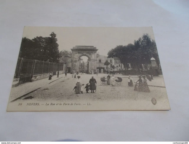 Cpa 58 Nevers Nievre Rue Et Porte De Paris Tres Animees Bebes Poussettes Landau