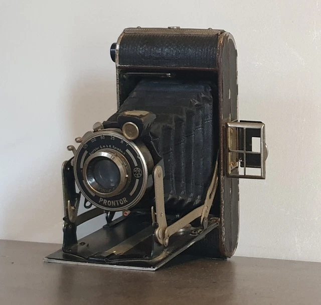 Appareil photo pliable du XIXe siècle, avec soufflet pour la mise au point, isolé | Photo Premium