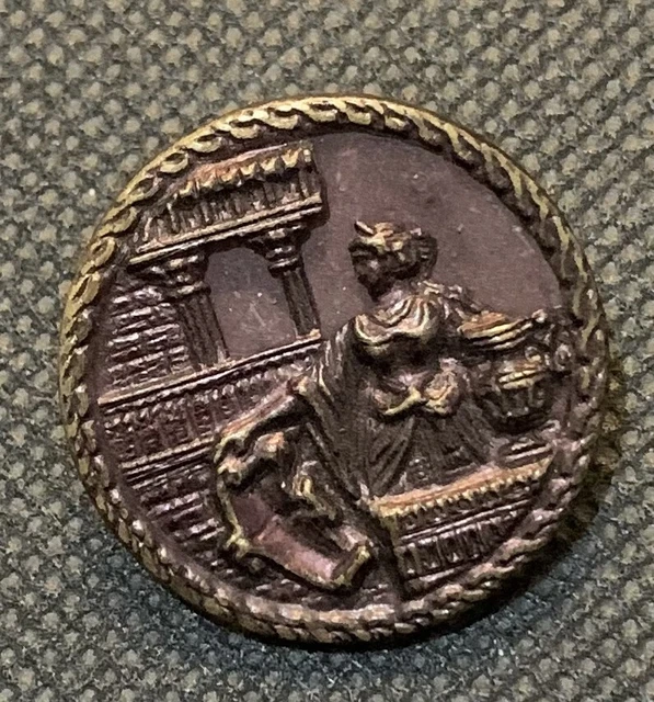 Bouton ancien – Temple et femme remplissant des pichets – Métal – 27 mm