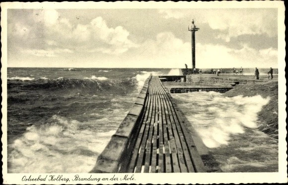 Ak Kołobrzeg Ostseebad Kolberg Pommern, Brandung an der Mole - 3496013