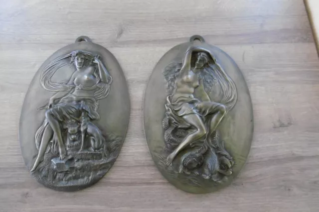 Ancienne grande paire de médaillons en bronze XIX siècle décors antique femme
