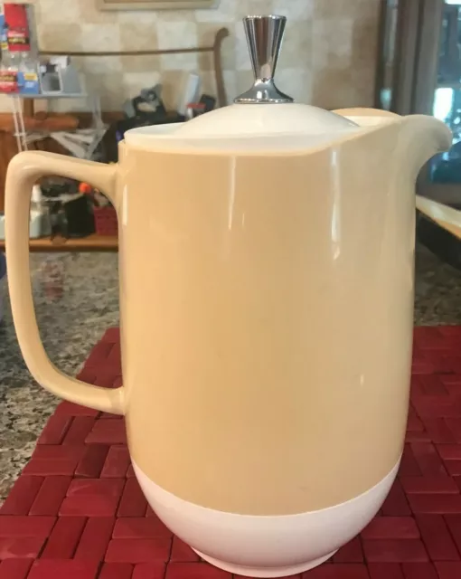 Vintage Mid Century UNMARKED MANUFACTURED Plastic Pitcher & Lid Atomic 2 Tone 8"