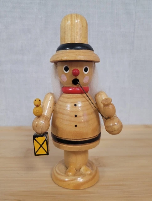 Räuchermännchen mit Laterne und Vögelchen