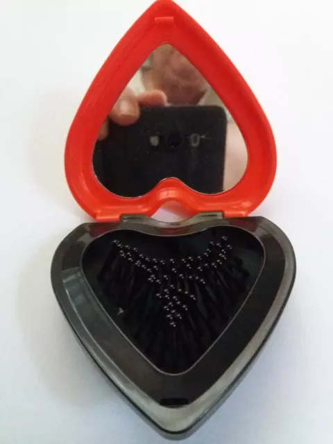 Miroir de poche ou de voyage en forme de coeur avec brosse intégrée