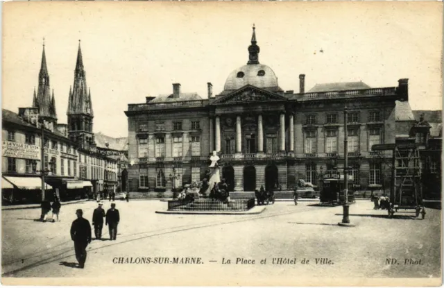 CPA CHALONS-sur-MARNE - La Place et l'Hotel de Ville (109783)