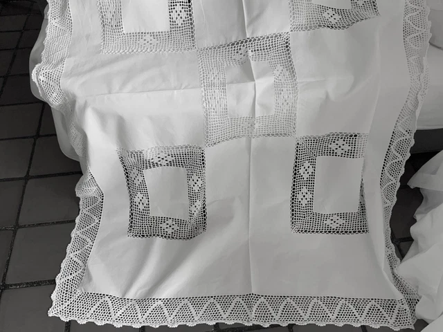 LINGE ANCIEN - Superbe chemise de nuit avec empiècement avec broderie Anglaise sur toile de coton - Passion de blanc