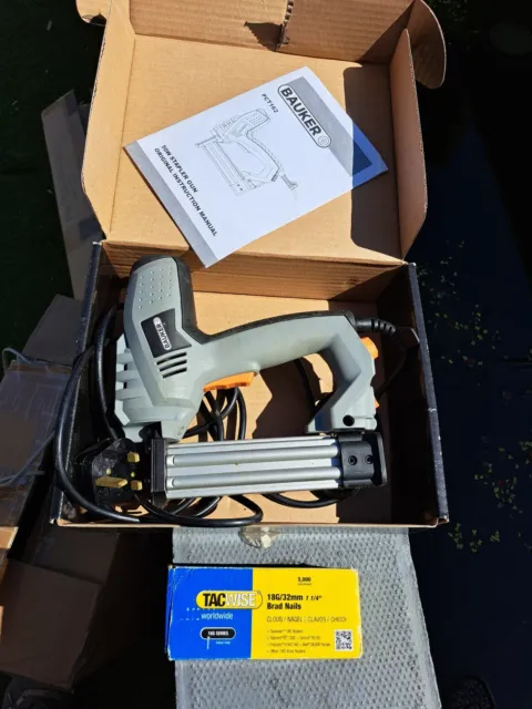 Pistola grapadora eléctrica Bauker PCT-162 con estuche con caja de 5000 clavos de Brad.