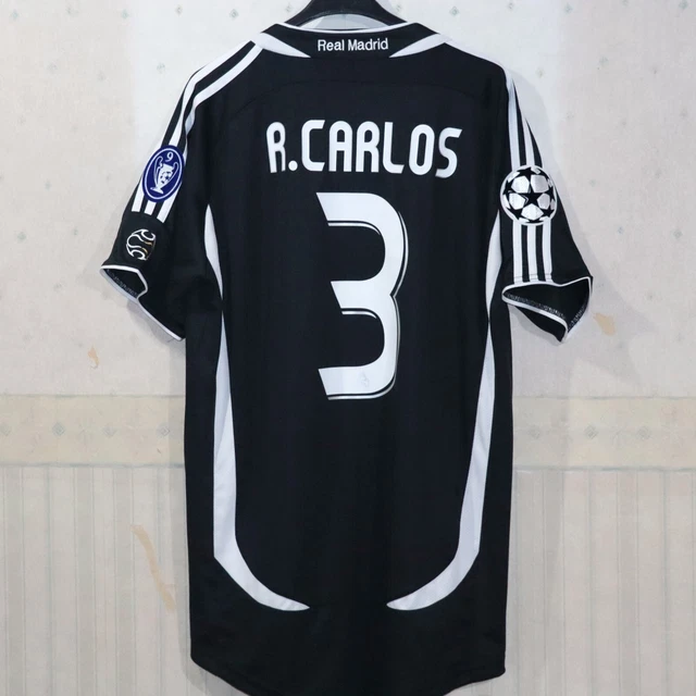 Camiseta de local del Real Madrid firmada por Roberto Carlos (1999-00). Marco icónico. - España