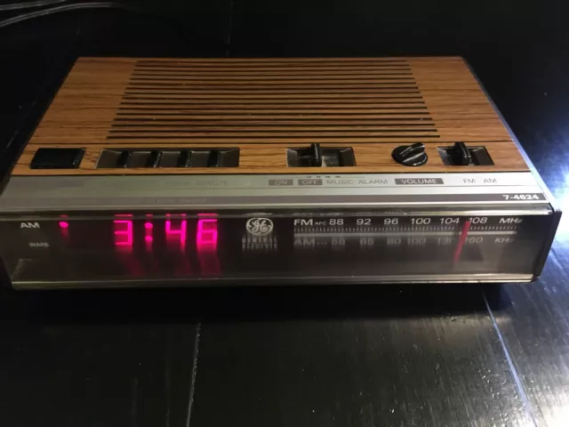 Vintage GE General Electric Model 7-4624B Digital AM FM Alarm Clock Radio Wood