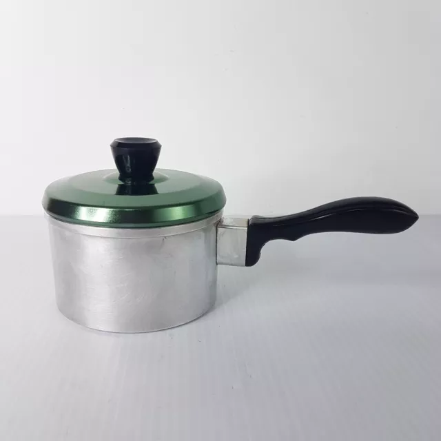 https://www.picclickimg.com/-nEAAOSwgmhh~y~j/Vintage-60s-Saucepan-Anodised-Green-Lid-Bakelite-Handle.webp