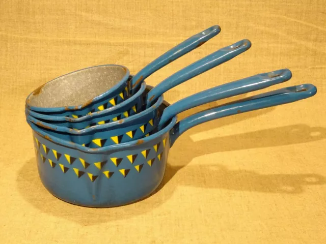 Série de 4 anciennes casseroles en tôle émaillée bleu   déco cuisine collection
