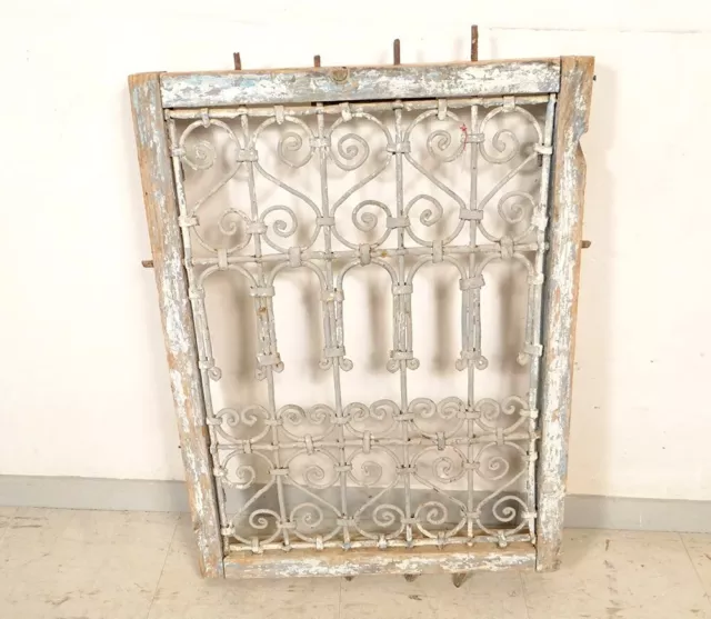 Fenêtre marocaine grille fer forgé bois peint Maroc Maghreb Atlas déco XXè