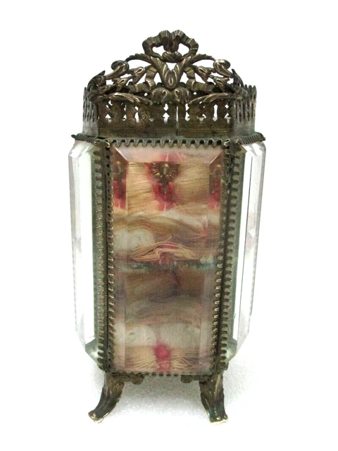 Coffret en laiton ouvragé et verre taillé sur pieds de style Louis XVI (1900)