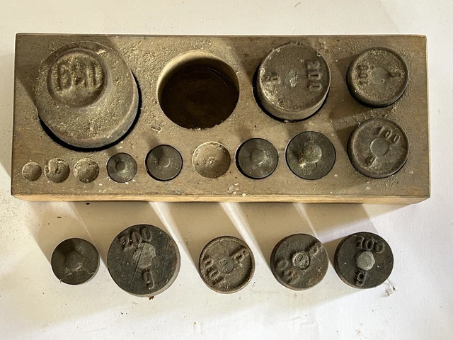 Gewichte für eine Waage, Alter Gewichtesatz 13 Stück inkl. Holzblock