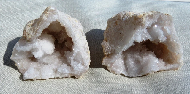 Druse aus Bergkristall, Schneequarz, weiß, zwei Hälften, Aouli, Marokko