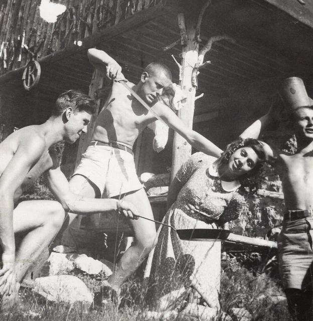Weird funny bizarre strange beach photo guy girl horsing war game gay int +3566