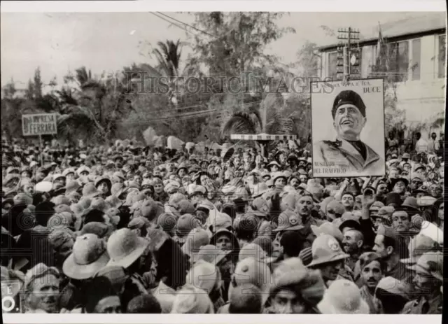 1936 Press Photo Italian soldiers celebrate under Mussolini's picture, Ethiopia