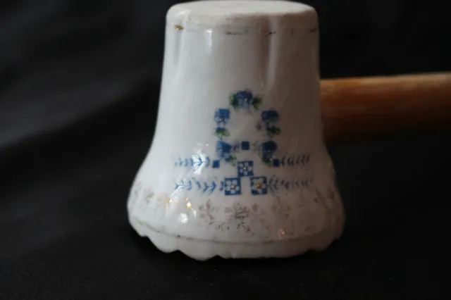 Antiker Fleischhammer Fleischklopfer Porzellan Dekor Holzgriff blau weiß antik 2