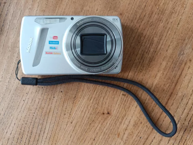 Kodak EasyShare M580 silver 14.0MP Digital Camera + case, booklet & box. Tested