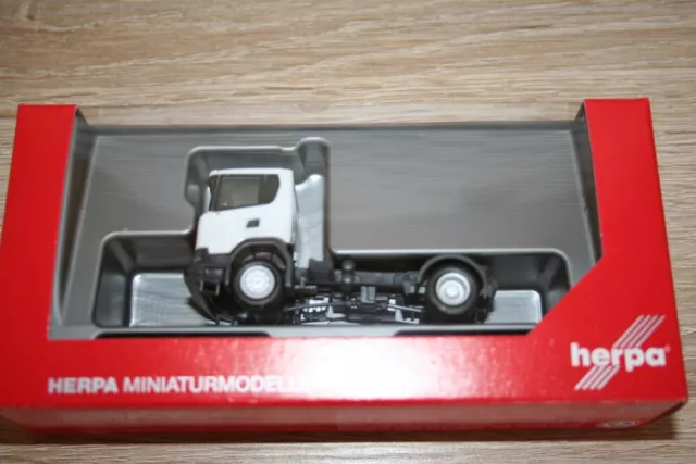 Herpa 309769 - 1/87 Scania CG 17 4x4 Zugmaschine, weiß - Neu