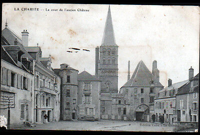 LA CHARITE-sur-LOIRE (58) COUR du CHATEAU en 1913